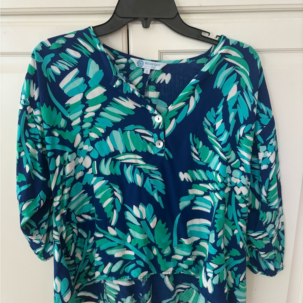 Escapade living blouse. Summer casual. 3/4 sleeves. Size small